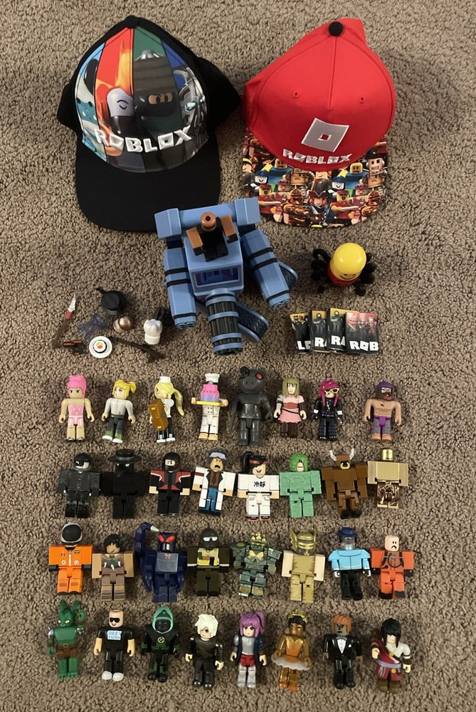 ROBLOX‎ Mixed Figures Lot Of 33 W/ Tank Accessories Despacito Spider & 2 Hats