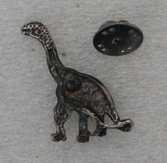 1980s BRONTOSAURUS / DIPLODOCUS Lapel Pin 2 x 3 cm (0.8″ x 1.2″) Metal Unbranded