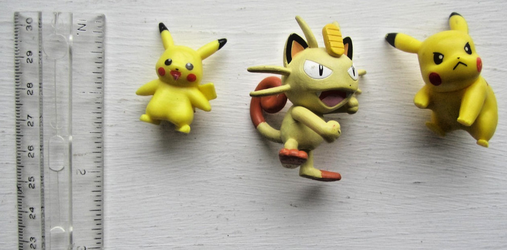 Pokemon Tomy Meowth Posed for Battle Nintendo 2″ Figure + 2 Pikachu’s