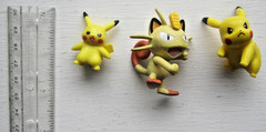 Pokemon Tomy Meowth Posed for Battle Nintendo 2″ Figure + 2 Pikachu’s