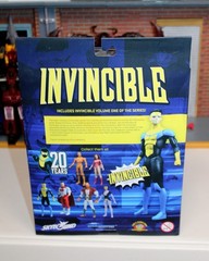 Invincible 20 years Book & Figure Box Set Exclusive Flight Stand Diamond Select