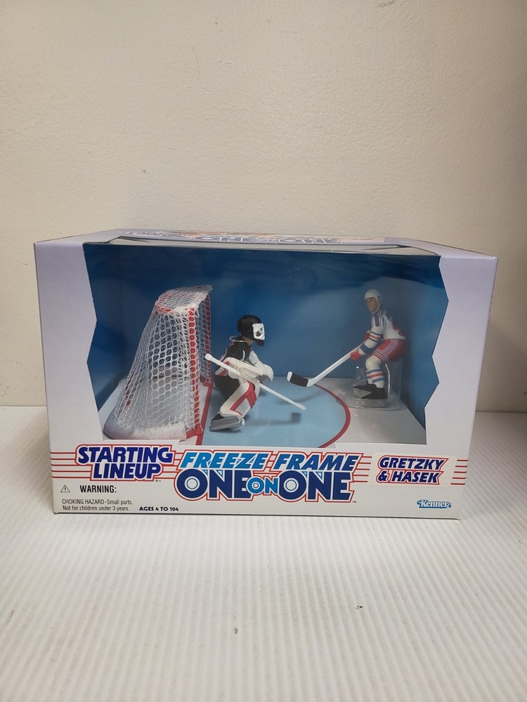 1997 Starting Lineup Freeze Frame One on One Gretzky & Hasek Figure Set