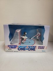 1997 Starting Lineup Freeze Frame One on One Gretzky & Hasek Figure Set