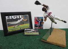ANDRUW JONES – 2004 McFarlane figure + 2 cards 2002 & 2023 & frame pic. – Braves