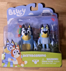 Disney Bluey & Bandit Figurines 2-Pack – Skateboard Adventure🛹Bluey TV Show NEW