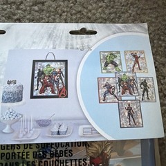 MARVELS AVENGERS FRAME & TABLE DECORATING KIT. INCLUDES 1 FRAME 6 CUTOUTS