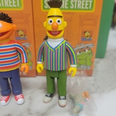 SUPER 7 REACTION SESAME STREET BERT AND ERNIE COMPLETE BLIND BOX