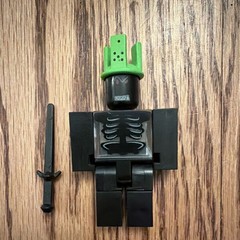 Rare Roblox Series 2 Green Domino Crown. With sword – No Code