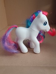 My Little Pony Bowtie (white w/ pink, blue, and purple hair) 2006 4″