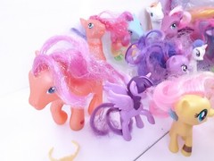My Little Pony lot of 21 various Ponies Tons of Accessories and bag Free Ship