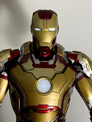 Iron Man 3 NECA 18″ Iron Man Mark XLII (42) Figure (Used with original box)