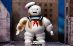 Ghostbusters Nano Scene w/ 1.65″ Ecto-1 and 6″ Stay Puft Marshmallow Man Diorama