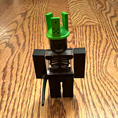 Rare Roblox Series 2 Green Domino Crown. With sword – No Code