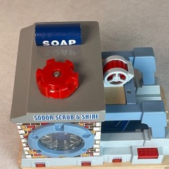 Thomas Wooden Railway Sodor Scrub & Shine 2004 w/ 2 RR Signs – No Sound/Lights