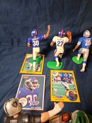 SLU FOOTBALL LOOSE 12 FIGURE LOT Mostly Giants . Most Have Cards W/ Sleeves