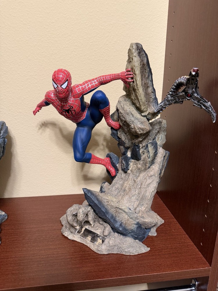 BEAST kingdom Friendly Neighborhood spider-man Statue BROKEN FINGER/fixable