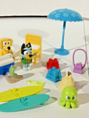 Bluey Beach Accessories And 2 Figures Lot