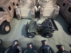 Blue Box ELITE FORCE 1/18 M1114 Up Armored Humvee Lot with 2 M113 plus figures