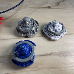 Lot of 3 Vintage Beyblades and Launcher Takara Hasbro 90s