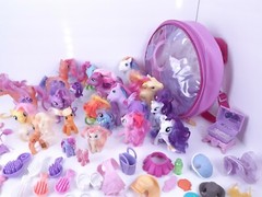 My Little Pony lot of 21 various Ponies Tons of Accessories and bag Free Ship