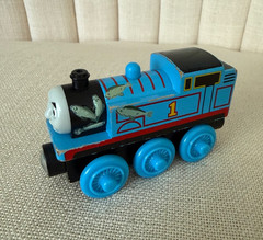 Thomas & Friends THOMAS & THE STINKY FISH wooden train engine car Y4102 magnetic