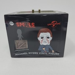 Smols Horror Classics Series 2 Figure & Crate Stand – Bloody Michael Myers