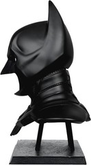 – DC Direct Batman: the Dark Knight (2008) Cowl Replica 1:1 Scale