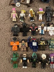 ROBLOX‎ Mixed Figures Lot Of 33 W/ Tank Accessories Despacito Spider & 2 Hats