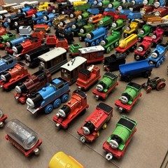 HUGE LOT – 200 pieces THOMAS AND FRIENDS TRAINS Wood Die Cast Plastic toys