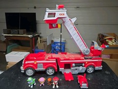 Fire Truck Paw Patrol Ultimate Rescue with Extendable Ladder Minicar & Figures