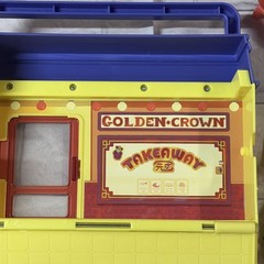 Bluey Playset, Golden Crown Restaurant Case & 15 Figures, Table, Chairs