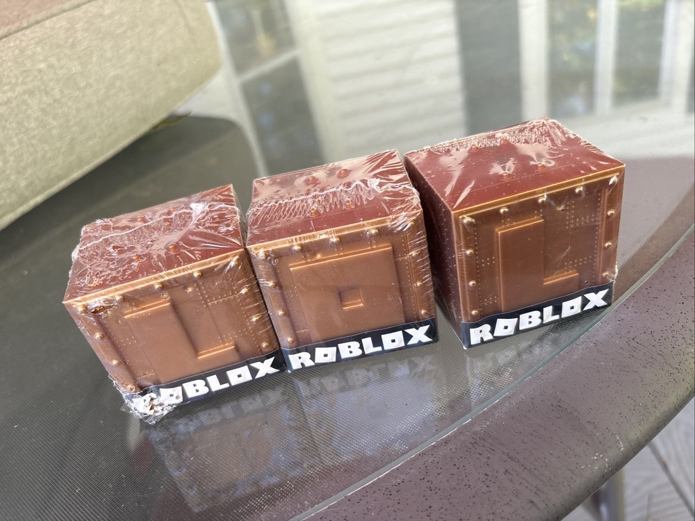 ROBL0X Celebrity Series 8 mystery box lot of 3 damage on one box