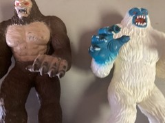2015 Toys R Us 16 Inch Vinyl Rubber Yeti And Bigfoot Figures LOT Maidenhead
