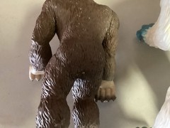2015 Toys R Us 16 Inch Vinyl Rubber Yeti And Bigfoot Figures LOT Maidenhead