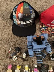 ROBLOX‎ Mixed Figures Lot Of 33 W/ Tank Accessories Despacito Spider & 2 Hats