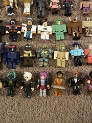 ROBLOX‎ Mixed Figures Lot Of 33 W/ Tank Accessories Despacito Spider & 2 Hats