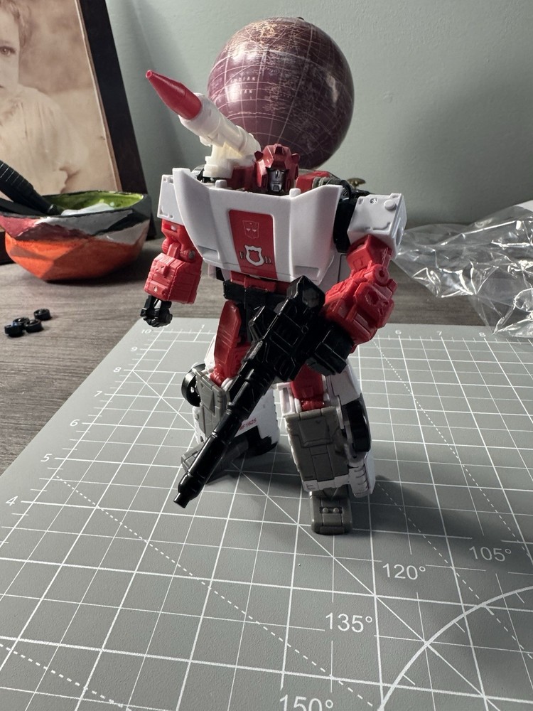 Transformers Kingdom Red Alert WFC Trilogy Deluxe Class Generations