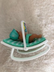 Mini Brands My Mini Baby Series 1 – Baby with Bonnet in Green Bouncy Seat