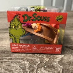 *NEW* The Grinch Dr. Seuss Critter Crate 6 Mini Figures 3 Accessories & Playmat