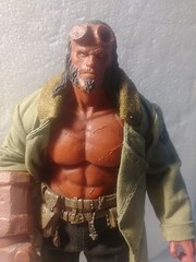 MEZCO TOYS MEZCO ONE 12 HELLBOY LOOSE NO EXTRAS