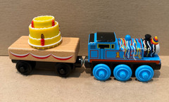 WORKING Thomas Wooden Railway Happy Birthday Thomas & Cake Cargo Car Y4501