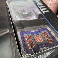 Transformers Generations Titans Return – Titan Class Fortress Maximus