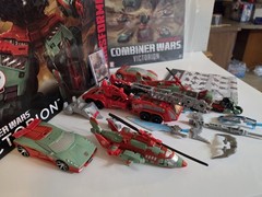 Hasbro Transformers Combiner Wars Victorion Set Complete.