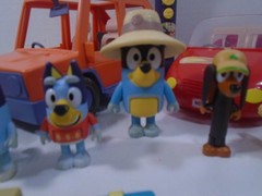 BIG LOT OF BLUEY FIGURES, VEHICLES, AND ACCESSORIES (LOOK) LOT #1