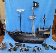 Hawthorne Pirates Of The Caribbean Black Pearl Ghost Ship & Figures lights sound