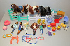 DreamWorks SPIRIT RIDING FREE LOT Horses, 5″ Dolls, Accessories, Fence
