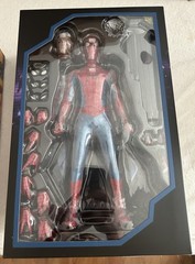 Hot Toys Spider-Man MMS679 (New Red & Blue Suit) No Way Home SEALED 1/6 Figure