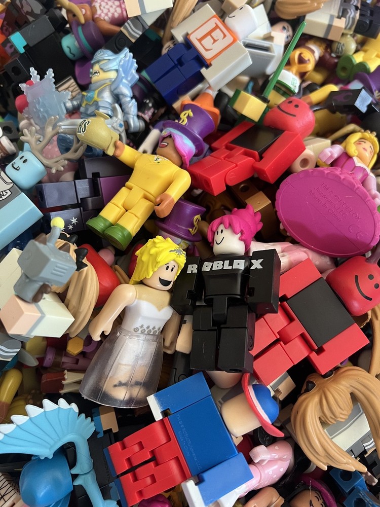 R0BL0X New Action Figure Toys For Boys + Girls – Lot of 20 Toys & Accessories