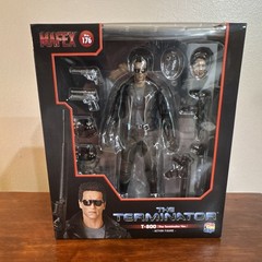 MAFEX No. 176 The Terminator T-800 Action Figure (READ DESCRIPTION)