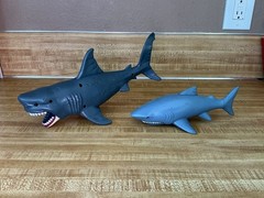 IT’S SHARK WEEK 🦈 CHOMPING Great White Sharks plastic toy figures BITE ACTION
